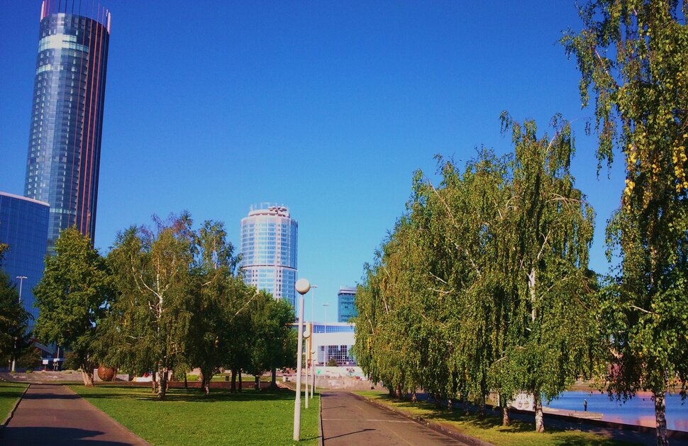 По набережной