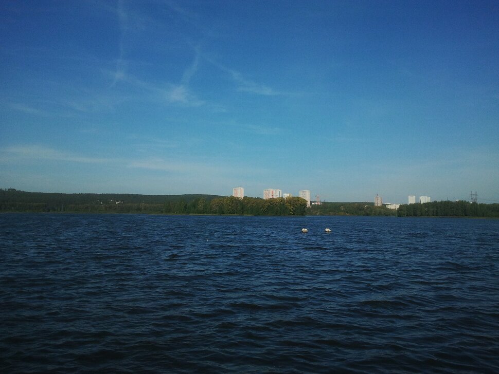У реки