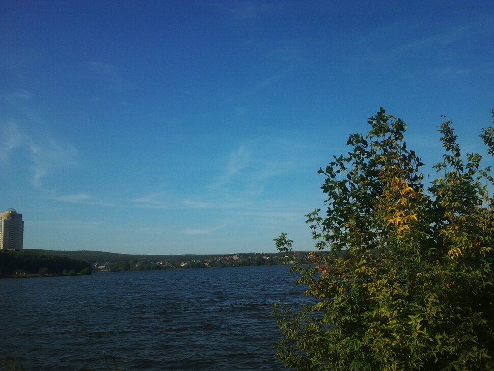 У реки