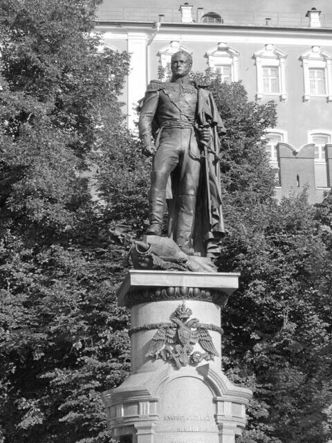 Царь наш, немец русский, носит мундир узкий