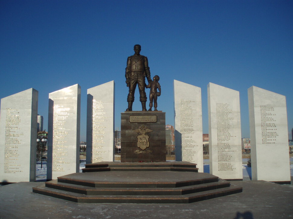 Памятник погибшим защитникам правопорядка