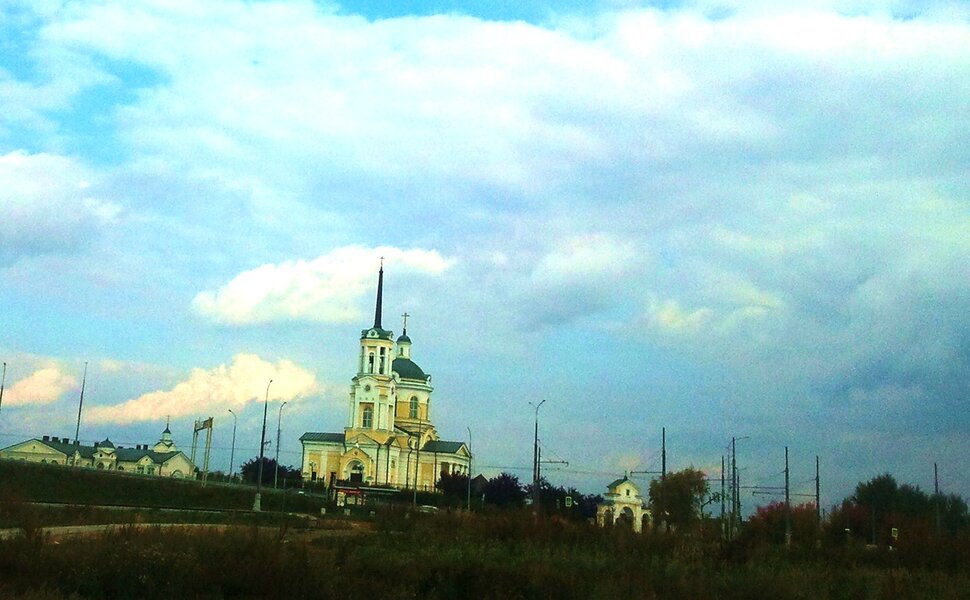 У храма
