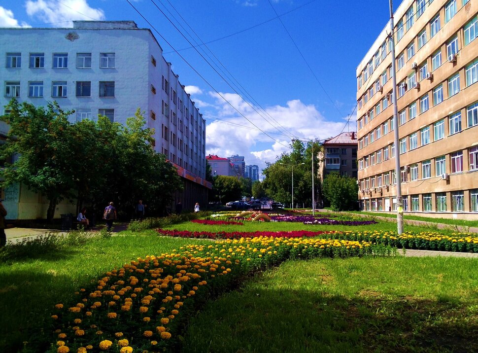 По улочке