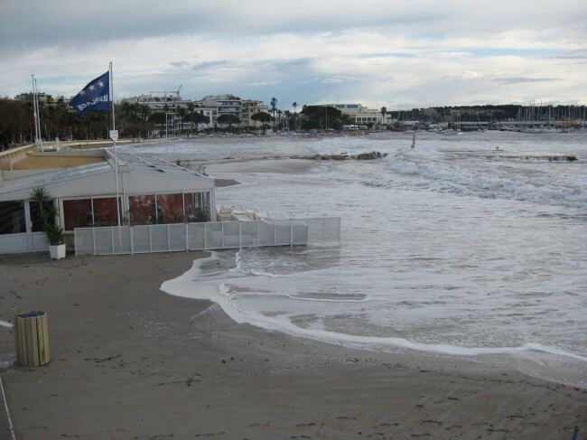 1 января в Каннах затопило все пляжные рестораны