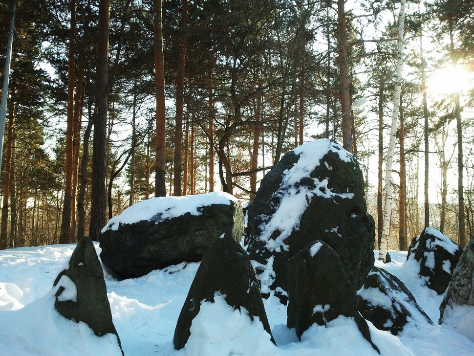 Лесные камни в снегу