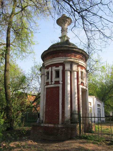 Старинная беседка в парке городском