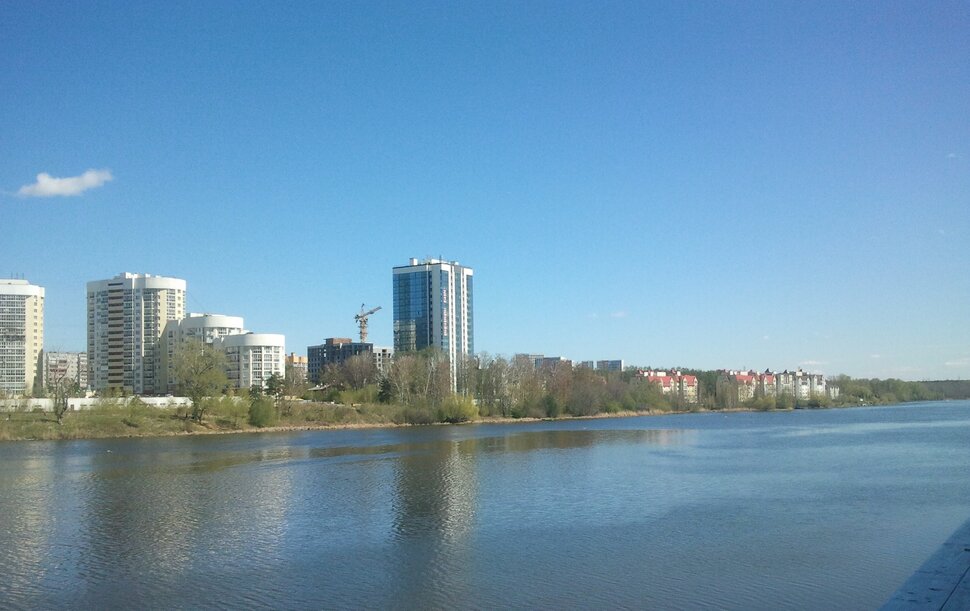 У реки