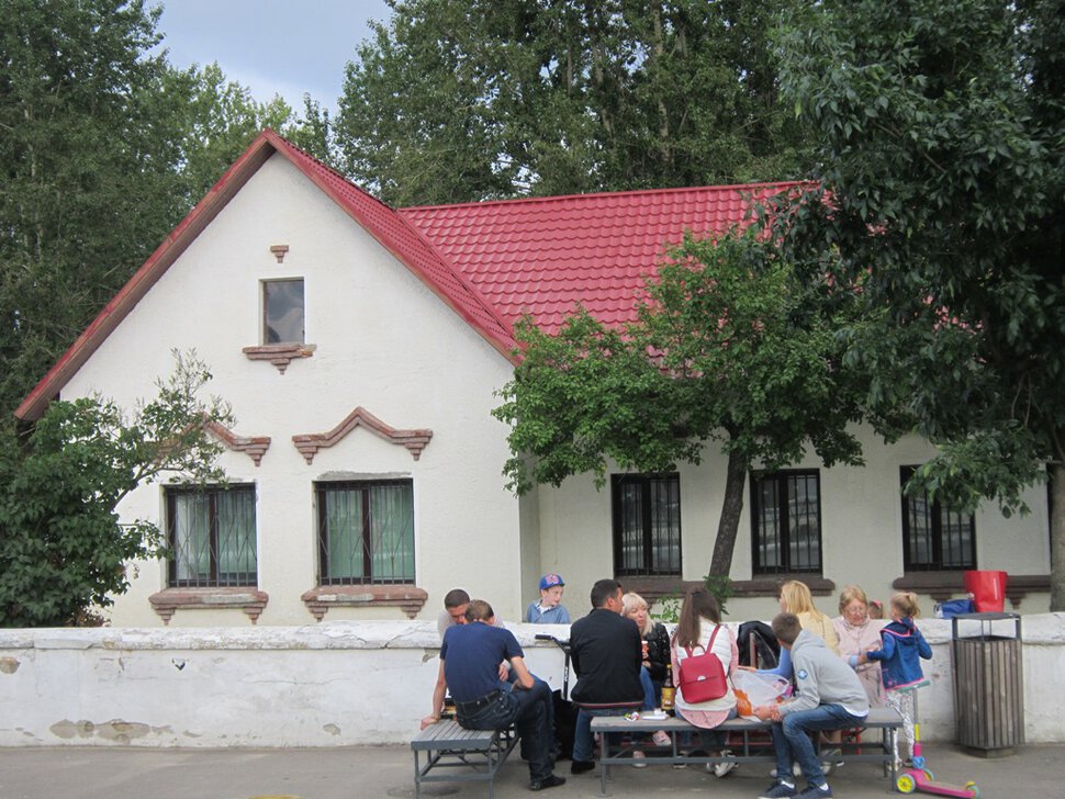 Белый домик с красной крышей