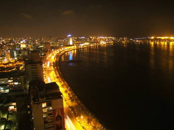 Город ночью. Луанда
