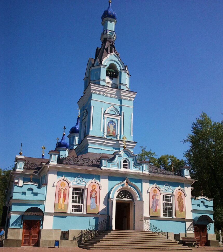 У храма