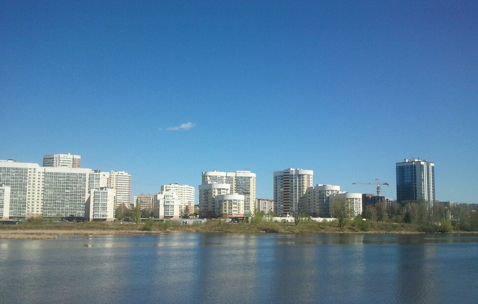 У реки
