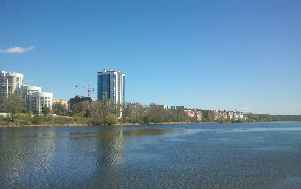 У реки