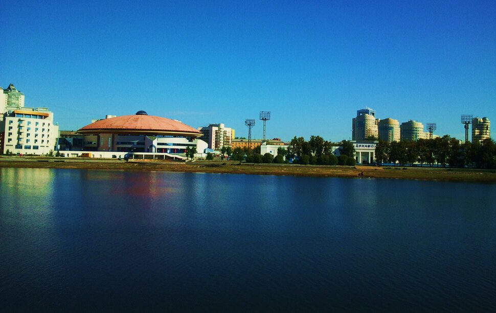 У реки