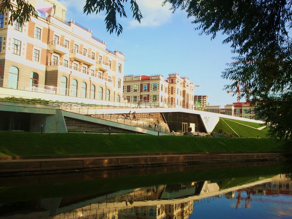 У реки