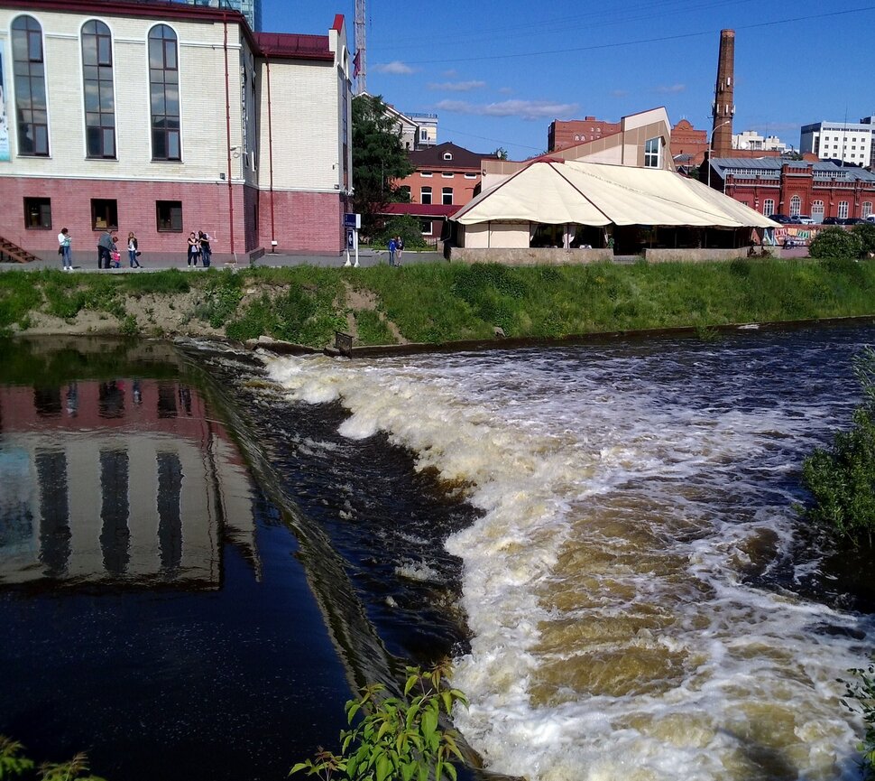 У реки