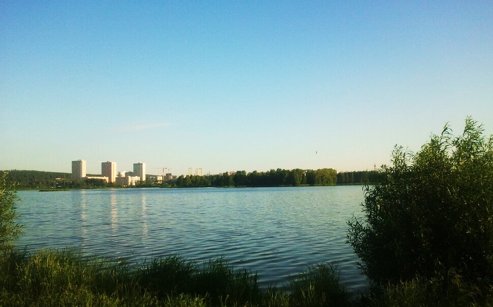 У реки