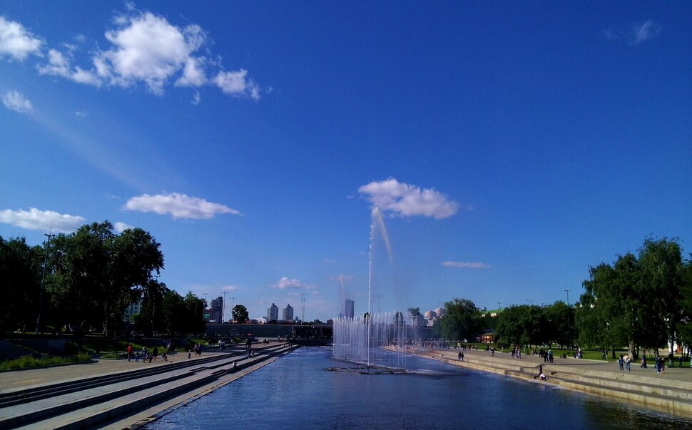 У реки