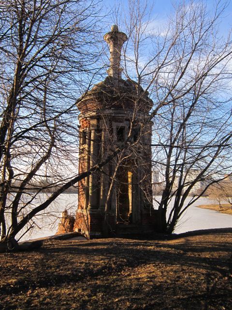 Старинная беседка в парке городском