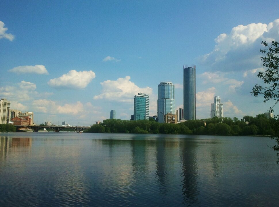 У реки
