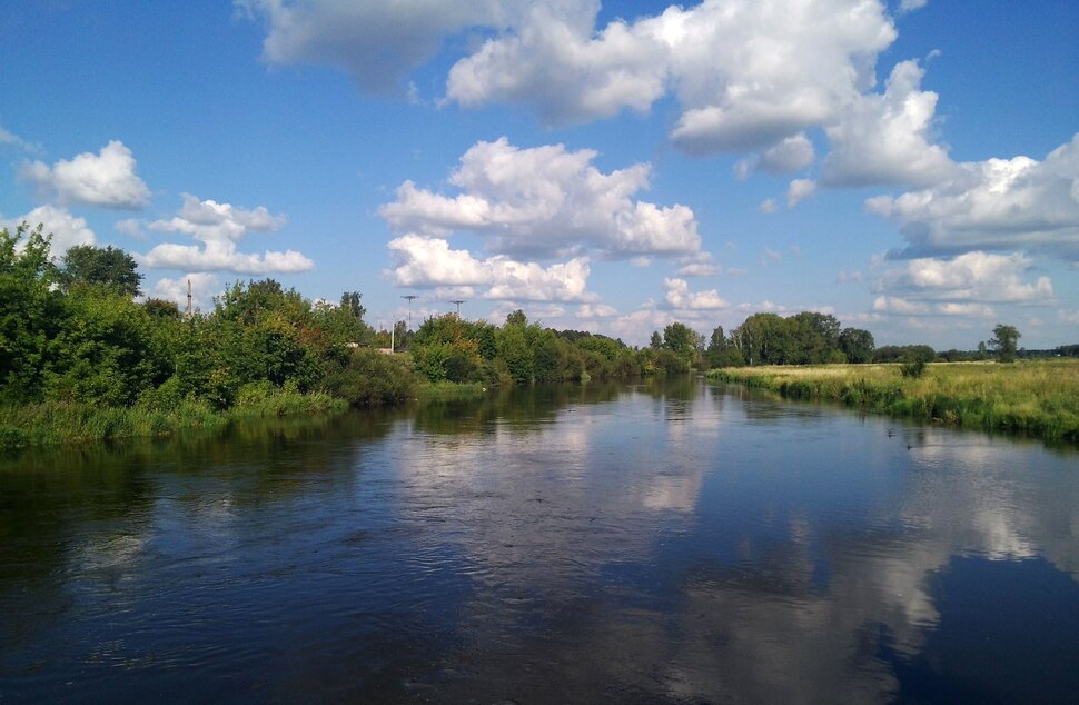 У реки