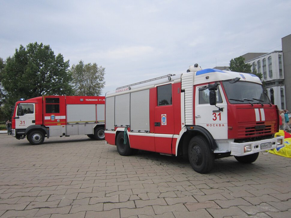 Две пожарные машины