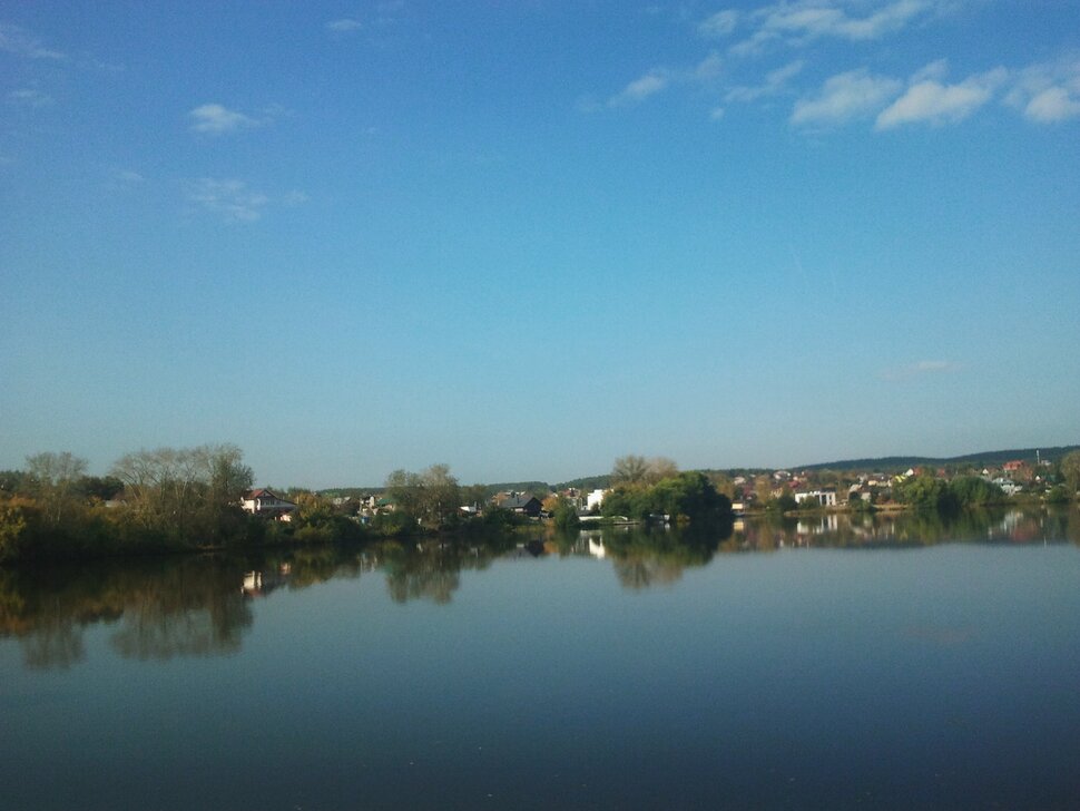 У реки