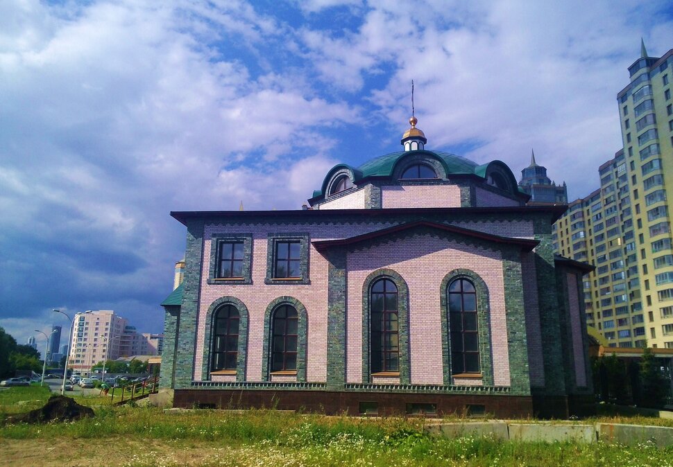 У храма