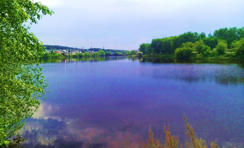 У реки