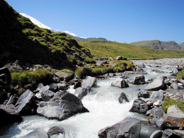 Горная река с ледников Эльбруса