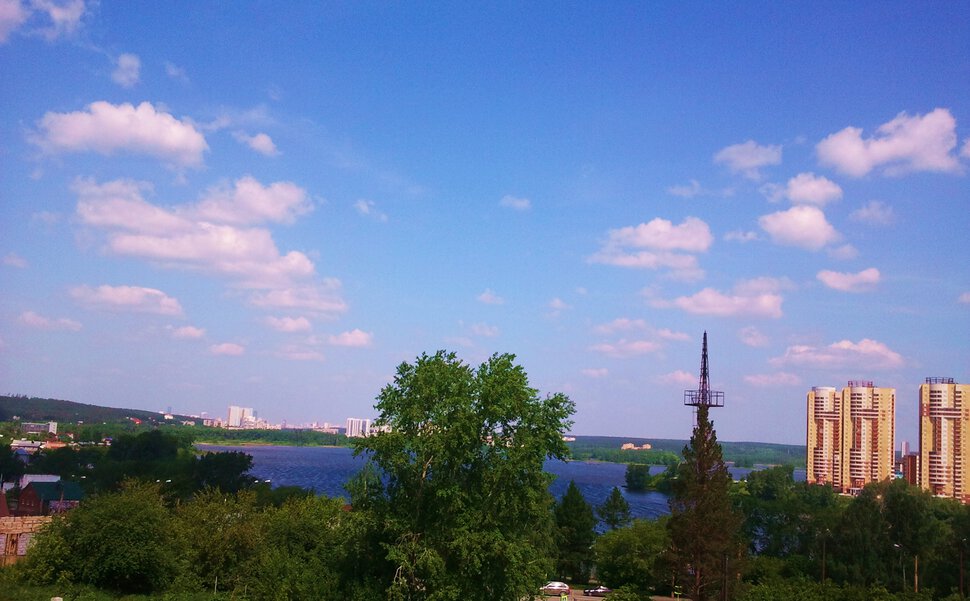 С горки у реки