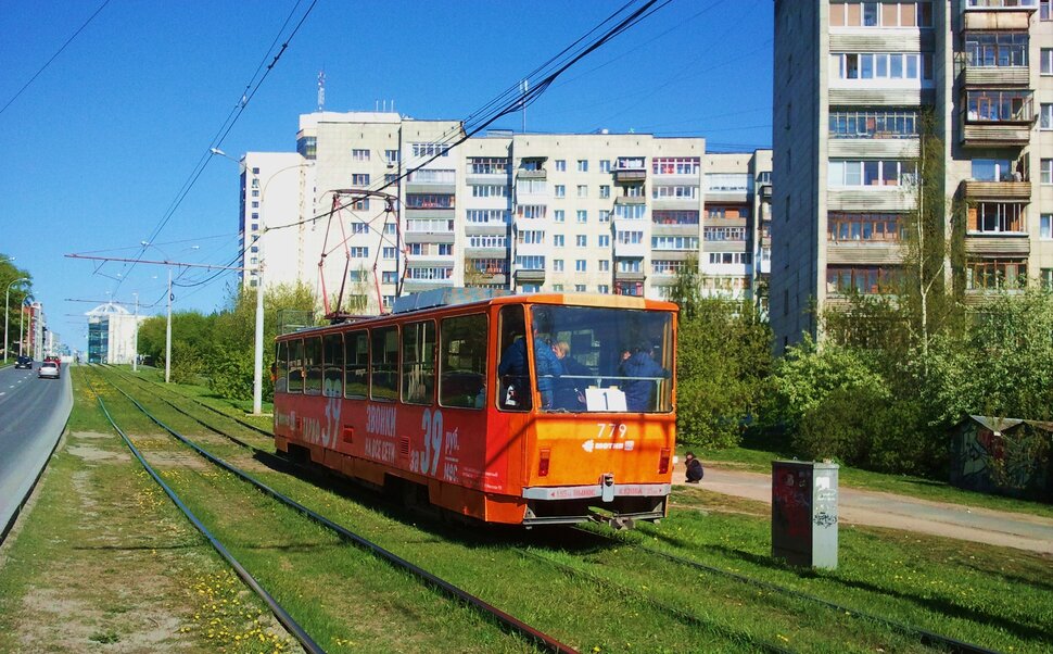 По улочке
