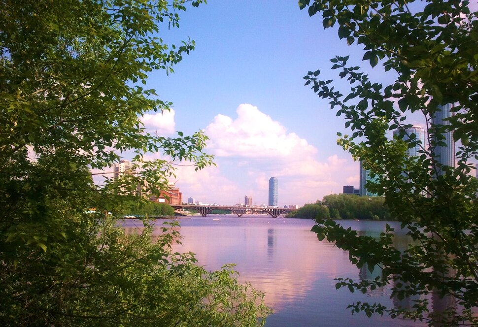 У реки