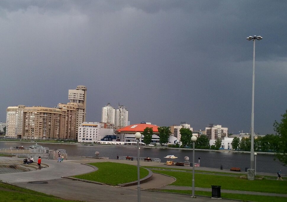 По набережной перед майской грозой