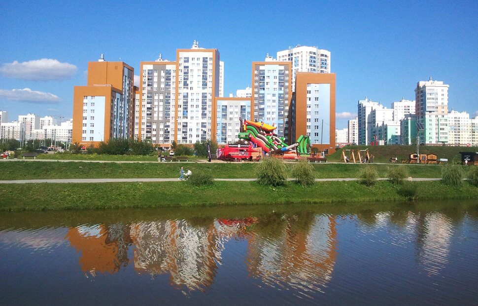 Река и домики