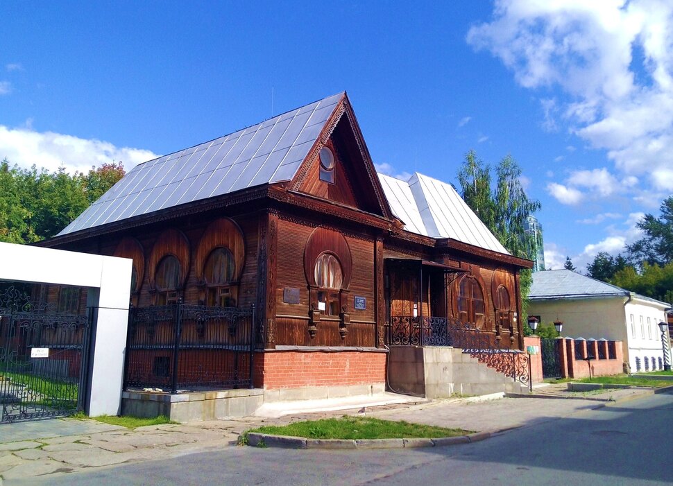 У домика