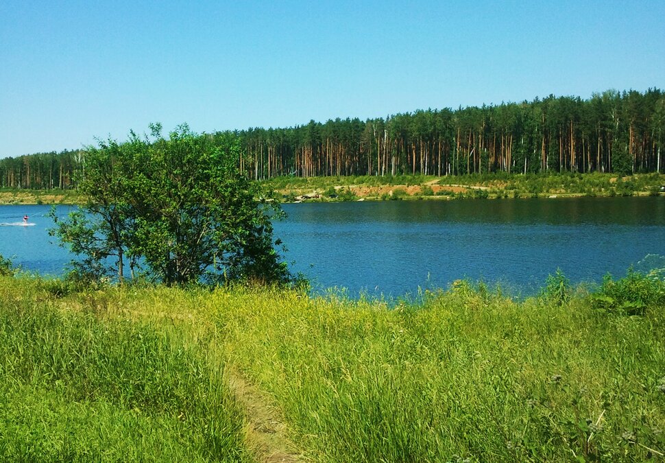У озера