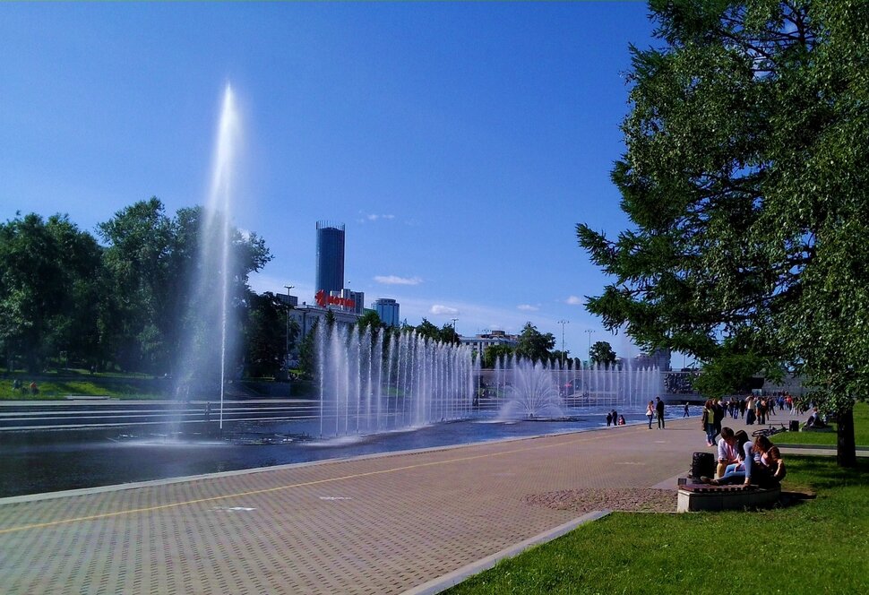 У реки