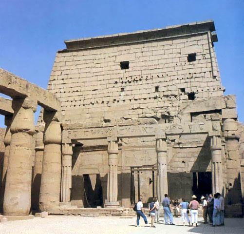 Первый двор храма в Луксоре