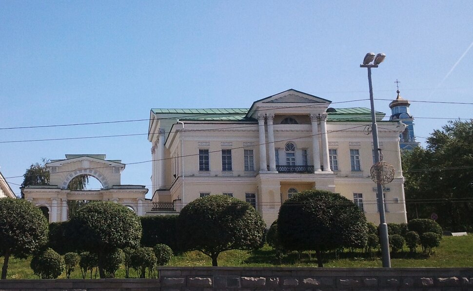 У домика