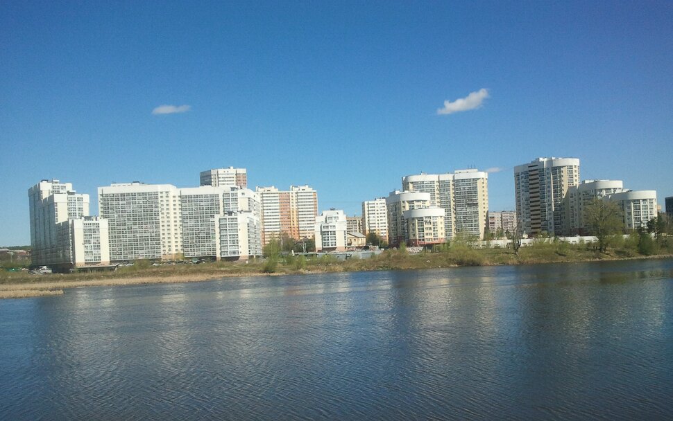 У реки