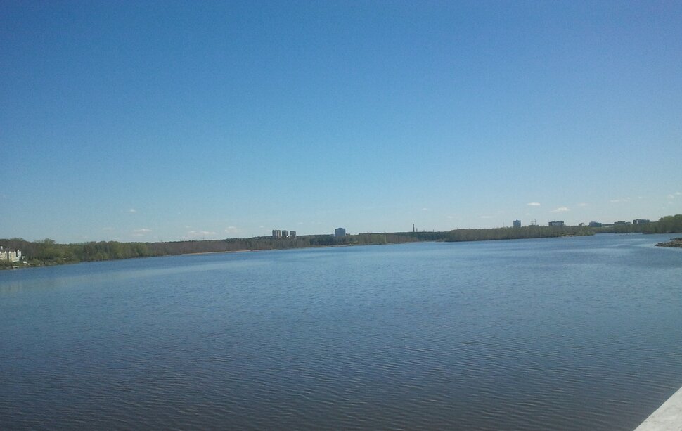 У реки