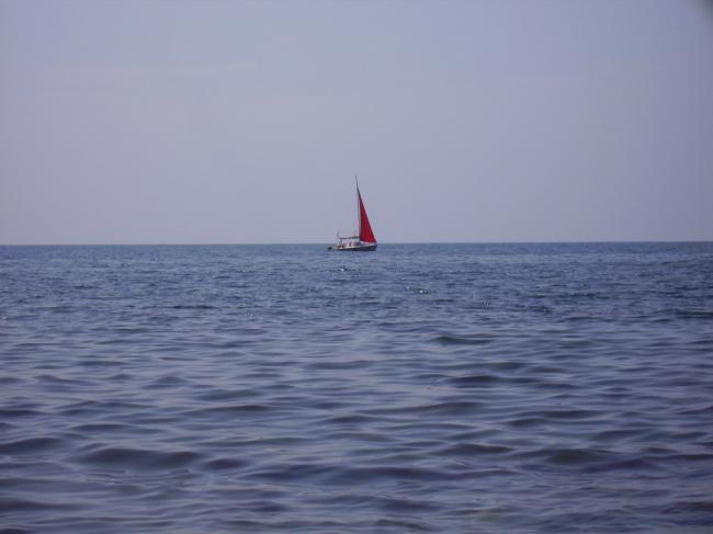 Алый парус в море