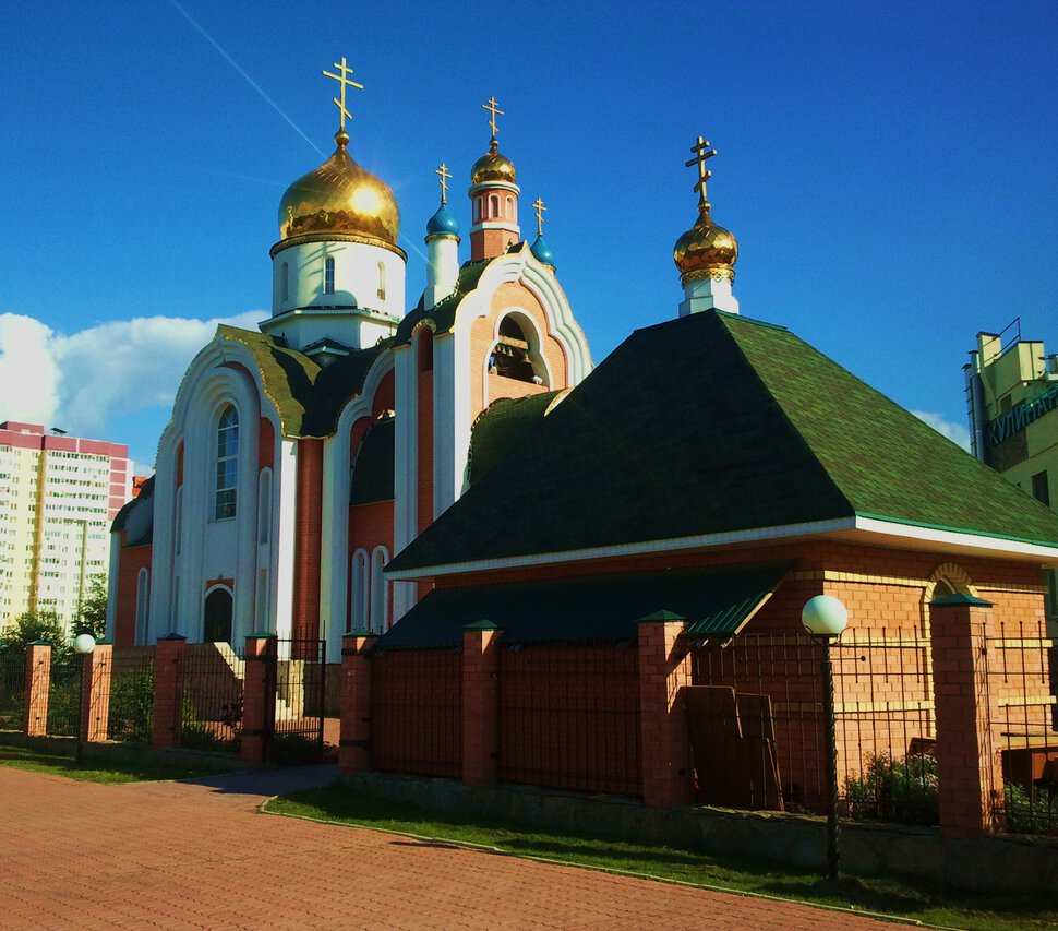 У храма