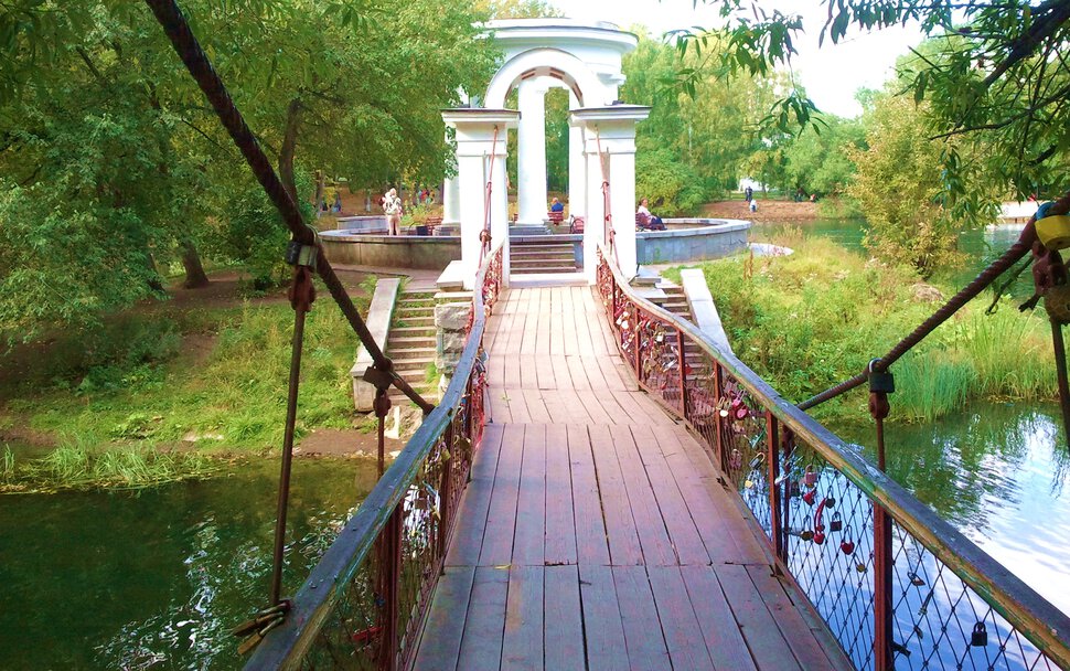 У мостика в парке