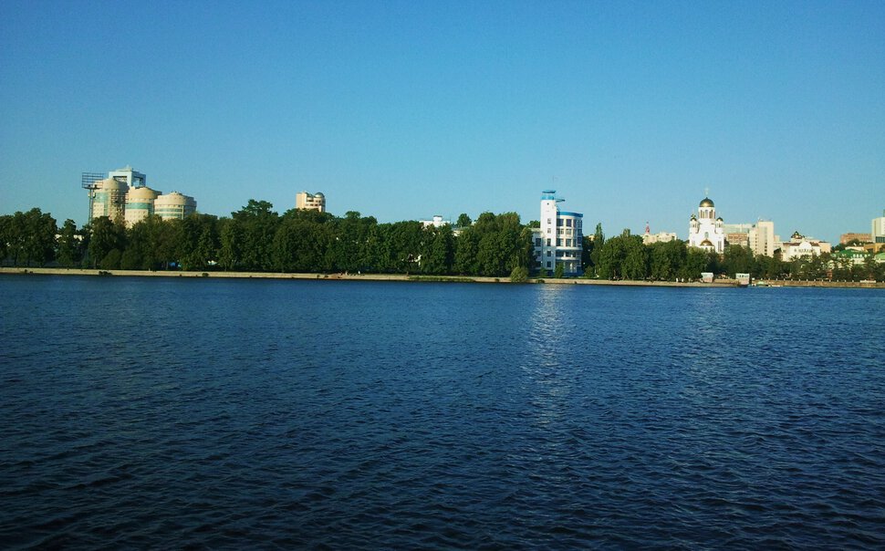 В городе у реки