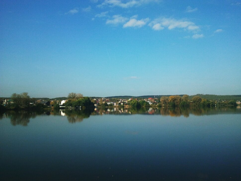 У реки