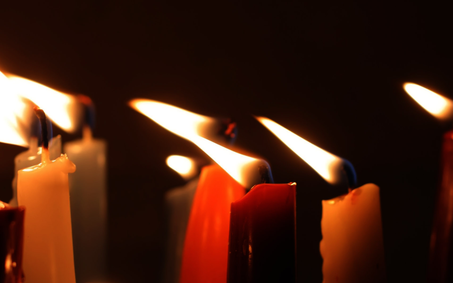 Песни ночи в отеле свечи горели. Зажженная свеча. Горящие свечи. Холокост день памяти. Международный день памяти жертв Холокоста.