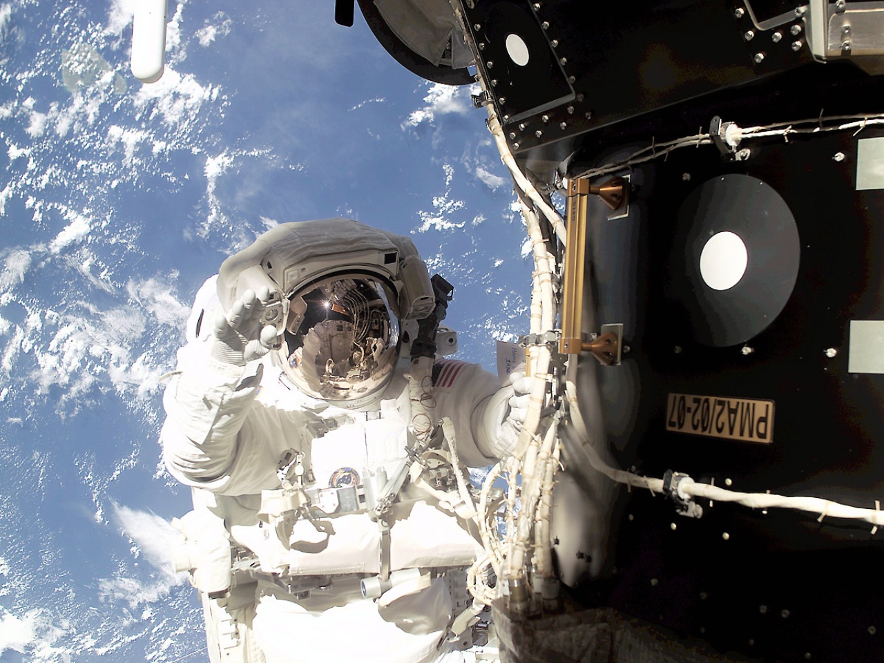 Сегодня космический день. День космонавтики. День космоса. 12 Апреля день космонавтики. Космонавт в космосе.