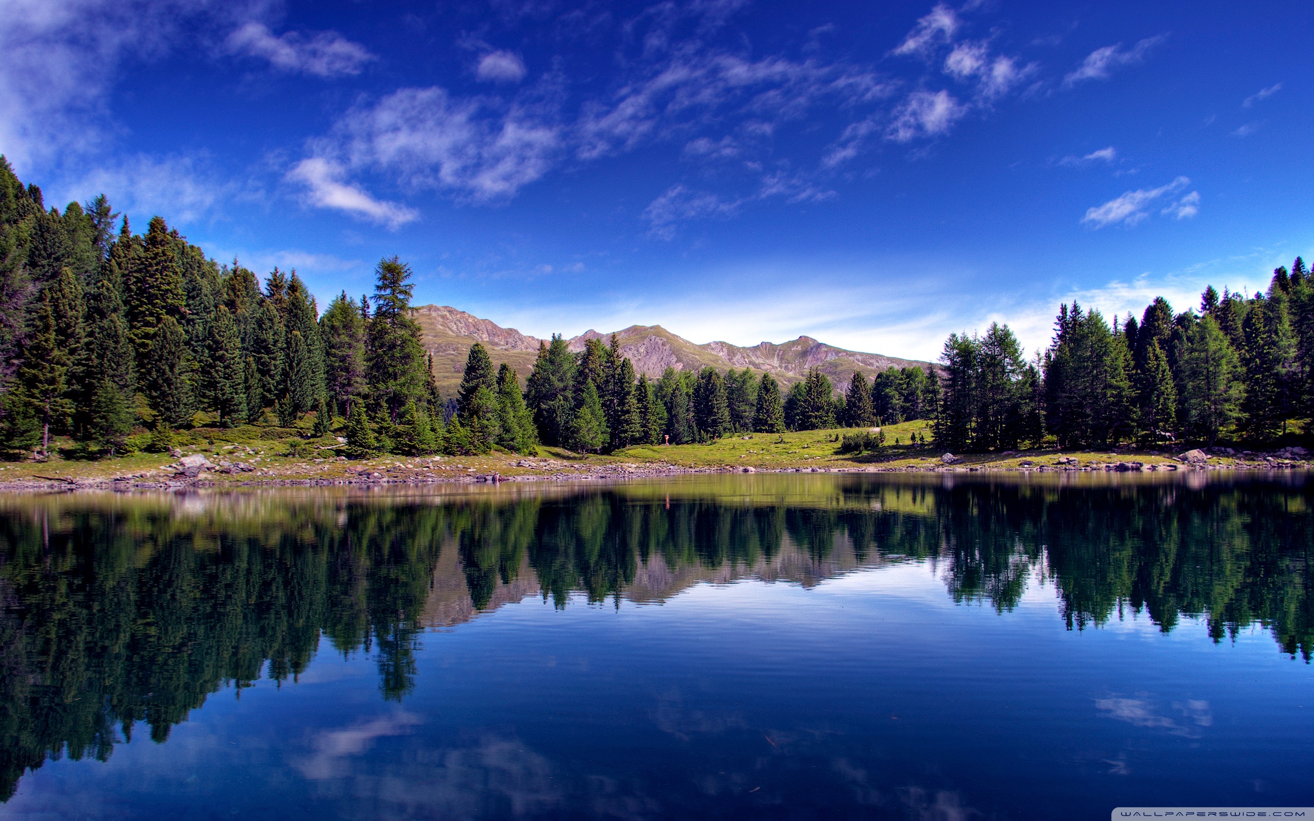Скачать обои картинки горное озеро на рабочий стол 2560x1600 бесплатно.
