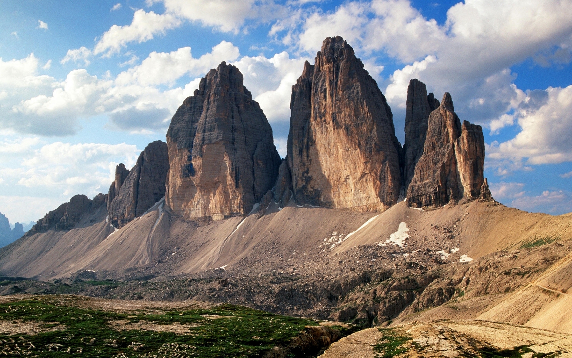 Mountain three. Скалы тре-чиме-ди-Лаваредо. Тре чиме ди Лаваредо, Италия. Tre cime di Lavaredo, Доломитовые Альпы. Три пика Лаваредо.